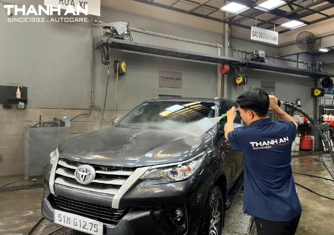 Rửa xe ô tô